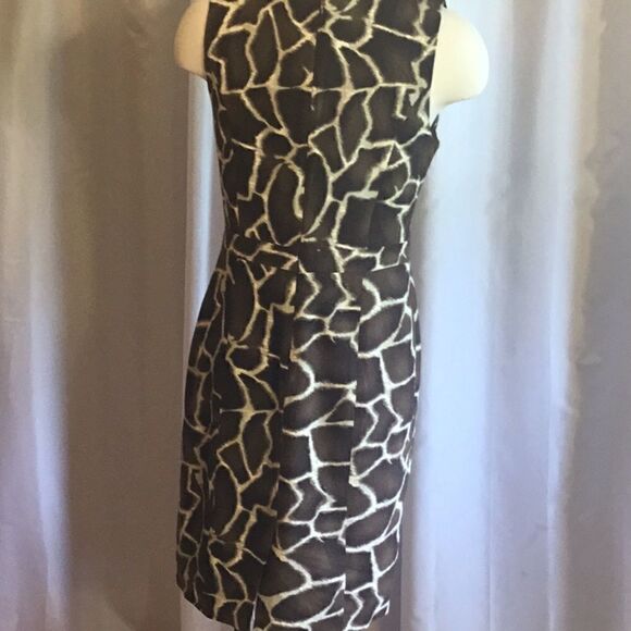 Linen blend dress in size 6 in wild life print by CHAPTER ONE - Picture 9 of 14